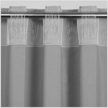 Bakside av gardiner med stangbånd. Foto.